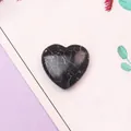 Piedra negra pulida en forma de corazón con vetas blancas para collares DIY regalo - Howlita de Línea Negra