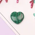 Piedra de malaquita en forma de corazón con ondas verdes para joyería artesanal - Malaquita