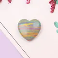 Piedra sintética en forma de corazón arcoíris con texturas multicolores vibrantes - Patrón Arcoíris Multicolor (No.12)
