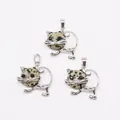 Kattenhangers set met ronde natuurstenen en verzilverde metalen frames - Dalmatijnse jaspis