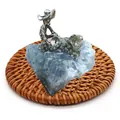 Ornamento de piedra celestina con escultura de minero plateada sobre base tejida - Estilo Minero Trabajando de Celestina