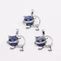 Colgante de gato en metal plateado con piedra natural azul redonda y ojos de gema negra - Piedra de punto azul