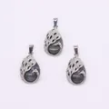 Ciondolo pavone con pietra grigia a goccia e dettagli in zircone placcato argento - Pietra Flash (Labradorite)