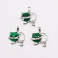 Colgante de gato plateado con piedra natural verde para collares hechos a mano - Jade Malayo