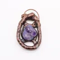 Makro-Detail von lila Rohkristall-Anhänger mit antikem Kupfer-Zweig-Textur-Rahmen - Purple Druzy Crystal