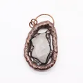Detailansicht eines weißen Quarz-Rohstein-Anhängers mit rustikalem Kupfermetallrahmen - Clear Crystal Druzy Pendant / Clear Quartz Raw Stone
