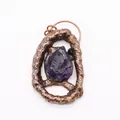 Makroaufnahme von Amethyst-Kristallanhänger mit antikem Bronze-Holzrindengeflecht - Purple Crystal Druzy Pendant / Amethyst Raw Stone