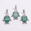 Drie pinguïnhangers in zilver met ovale groen gestreepte natuurstenen kralen - Groene Streep