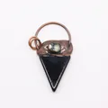 Detalle de colgante vintage de cobre con piedra triangular negra y nácar natural - Ágata negra