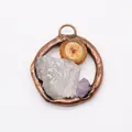 Detail eines runden Kupferanhängers mit Amethyst und Quarz-Natursteinen handgefertigt - Stil 2 (Weiß, Lila, Sonnenstein-Scheiben)