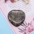 Détail macro d'une pierre Unakite polie en forme de cœur avec des textures naturelles - Pierre Sang de Dragon