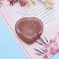Pierre de quartz fraise polie en forme de cœur avec textures minérales - Quartz Fraise