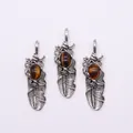 Drei Retro-Federanhänger mit ovalem Tigerauge-Stein für DIY-Schmuck in Silberoptik - 19x62mm / Tigerauge