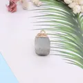 Pendentif carré en pierre naturelle grise avec fermoir en métal doré sur fond épuré - Style Gris (9)