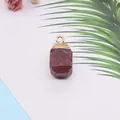 Détail macro du pendentif en pierre naturelle violette de forme cube avec fermoir en métal doré - Pierre Brute Violette (8)