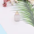 Détail macro du pendentif cube en quartz rose naturel avec bélière dorée sur papier décoré - Quartz Rose (7)