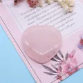 Pierre de cristal de quartz rose polie en forme de cœur sur une carte cadeau décorative - Quartz rose