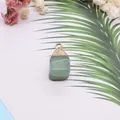 Vue détaillée d'un pendentif en aventurine verte carrée avec fermoir en métal doré poli - Aventurine Verte (6)