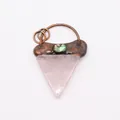 Colgante vintage de cuarzo rosa triangular con detalle de abulón y anillos de cobre - Cuarzo rosa