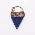 Colgante vintage de piedra natural azul oscuro con borde de bronce y detalle opal - Lapislázuli