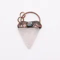 Colgante triangular de cuarzo rosa con metal bronceado y piedra iridiscente - Cristal de roca