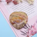 Pierre naturelle d'agate dentelle en forme de cœur aux tons chauds orange et beige - Agate Folle