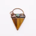 Colgante triangular de ojo de tigre con engaste de cobre antiguo e incrustación opal - Ojo de tigre