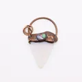 Colgante triangular de ópalo bohemio con baño de bronce vintage y detalle de concha - Ópalo