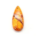 Dettaglio macro del ciondolo in pietra imperatore a goccia con trama venata arancione - Colore 48 (Venatura Giallo Arancio)