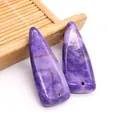 Dettaglio di ciondoli triangolari in pietra imperiale viola naturale con fori per gioielli DIY - Diaspro