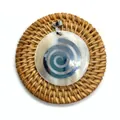 Détail macro du pendentif en nacre naturelle avec spirale en métal sur support tressé - Style Spirale (N° 8)