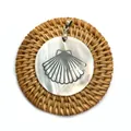 Macro d'un pendentif en nacre naturelle avec crochet argenté sur fond de tapis tressé - Style Coquille Saint-Jacques (N° 7)