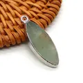 Vista macro del pendente in opale marquise con bordo in metallo argentato e anello superiore - Taglio marquise / Prehnite