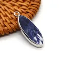 Dettaglio del pendente in sodalite naturale a taglio marquise con bordo argentato - Taglio marquise / Sodalite Blu