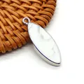 Vista macro del ciondolo turchese bianco a forma di marquise con montatura in argento - Taglio marquise / Howlite