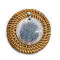 Pendentif en nacre blanche avec motif fleur de vie bleu et bélière en métal argenté - Style Fleur de Vie (N° 5)