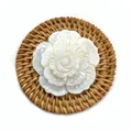 Pendentif fleur de cygne en coquillage naturel avec sculpture 3D sur un tapis tissé - Style de Camélia No.1 (47mm)