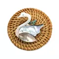 Pendentif cygne en nacre naturelle avec texture irisée et incrustations de coquillages - Style Cygne Irisé No.3 (40x47mm)