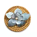 Élégant pendentif fleur en coquillage naturel avec perle jaune centrale sur tapis tressé - Style Floral Incrusté No.4 (46x62mm)