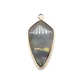 Détail macro du pendentif labradorite en forme de larme avec reflets et cadre rose doré - Pierre Flash (Labradorite)