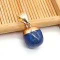 Dunkelblauer Lapislazuli Tropfenanhänger mit goldener Öse auf natürlichem Bambusgrund - Lapislazuli