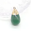 Detailopname van groene druppelvormige steen hanger met elegante goudkleurige metalen dop - Groene Aventurijn
