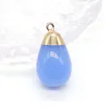 Macro-opname van een hemelsblauwe waterdruppel hanger met gouden kap voor DIY-sieraden - Blauwe agaat