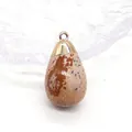 Dettaglio macro del ciondolo in pietra naturale a goccia con gancio placcato oro - Diaspro