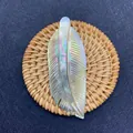 Pendentif en forme de plume en nacre naturelle avec éclat irisé pour la création de bijoux - Style Plume Irisée No.6 (80mm)