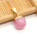 Polierter Rosenquarz-Anhänger mit Goldverschluss und natürlichen Mineralstrukturen - Rosa Chalzedon