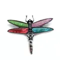 Détail d'une broche libellule avec des ailes en nacre colorée et texture argentée - Style Coquille Mixte Quatre Couleurs (3号)