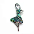 Dettaglio spilla ballerina con conchiglia abalone colorata e metallo argentato - Design n. 6