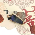Unregelmäßiger Natursteinanhänger mit vergoldeten Kanten und blau-grauer Mineraltextur - Lapislazuli