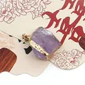Natürlicher violetter Amethyst-Anhänger mit unregelmäßigem Rohstein und Goldrand - Amethyst